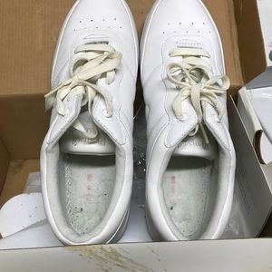 Women’s walking shoe